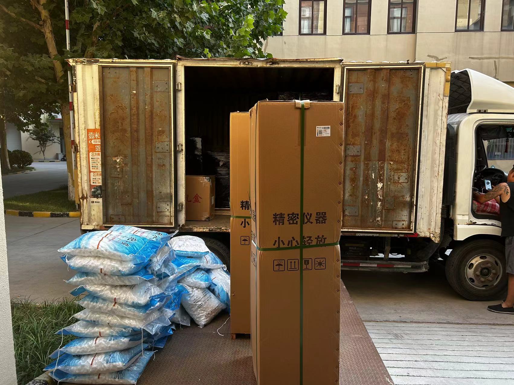 兩臺純水機+前置處理設備發貨發車